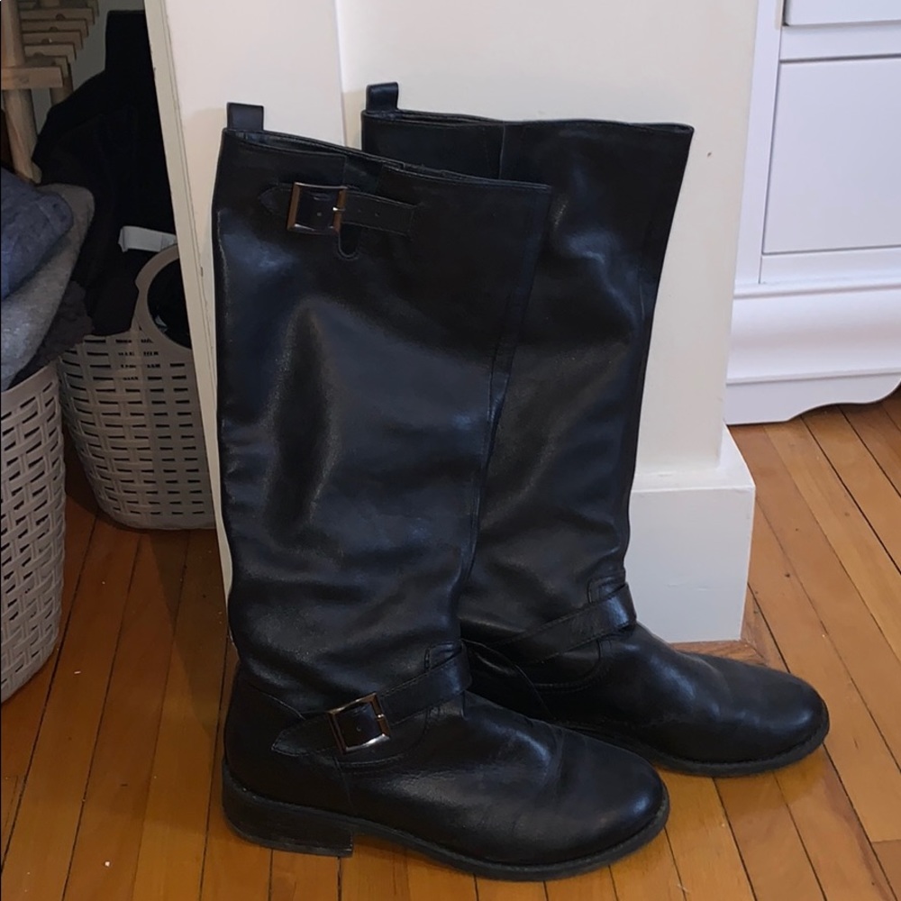 Black knee-high boots! (Great Condition)